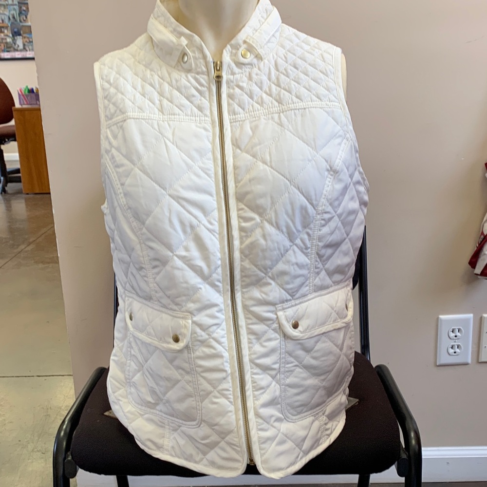 Crown & Ivy Women's White Quilted Vest with Front Pockets